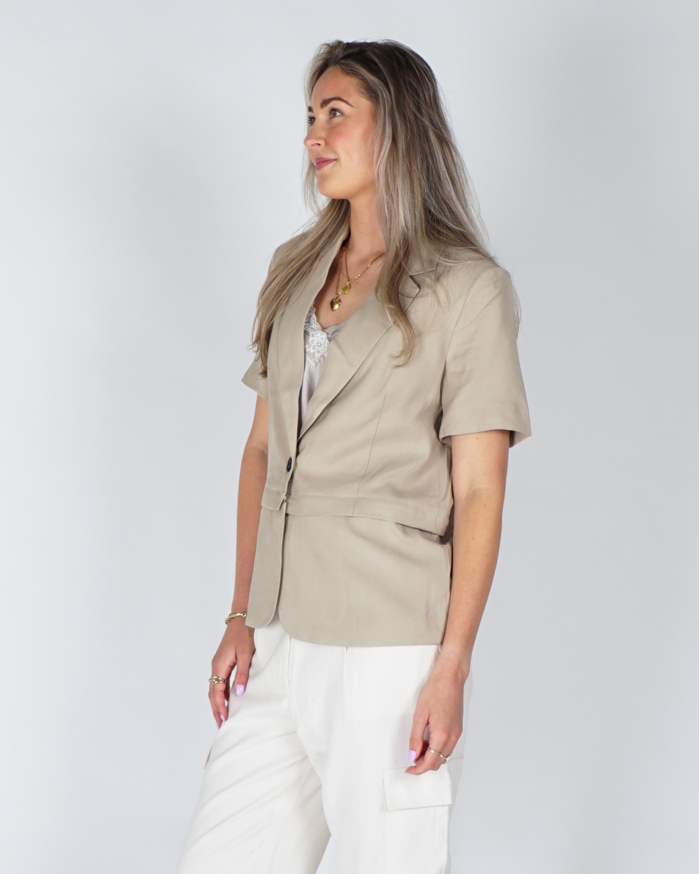 KORTE MOUW BLAZER AFRITSBARE ZOOM BEIGE