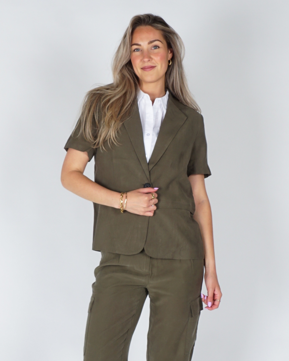 KORTE MOUW BLAZER MET AFRITSBARE ZOOM ARMY GROEN