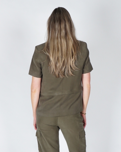 KORTE MOUW BLAZER MET AFRITSBARE ZOOM ARMY GROEN