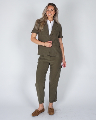 KORTE MOUW BLAZER MET AFRITSBARE ZOOM ARMY GROEN