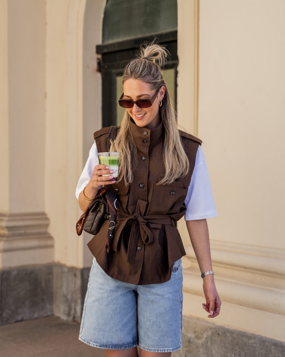 GILET MET CEINTUUR BRUIN