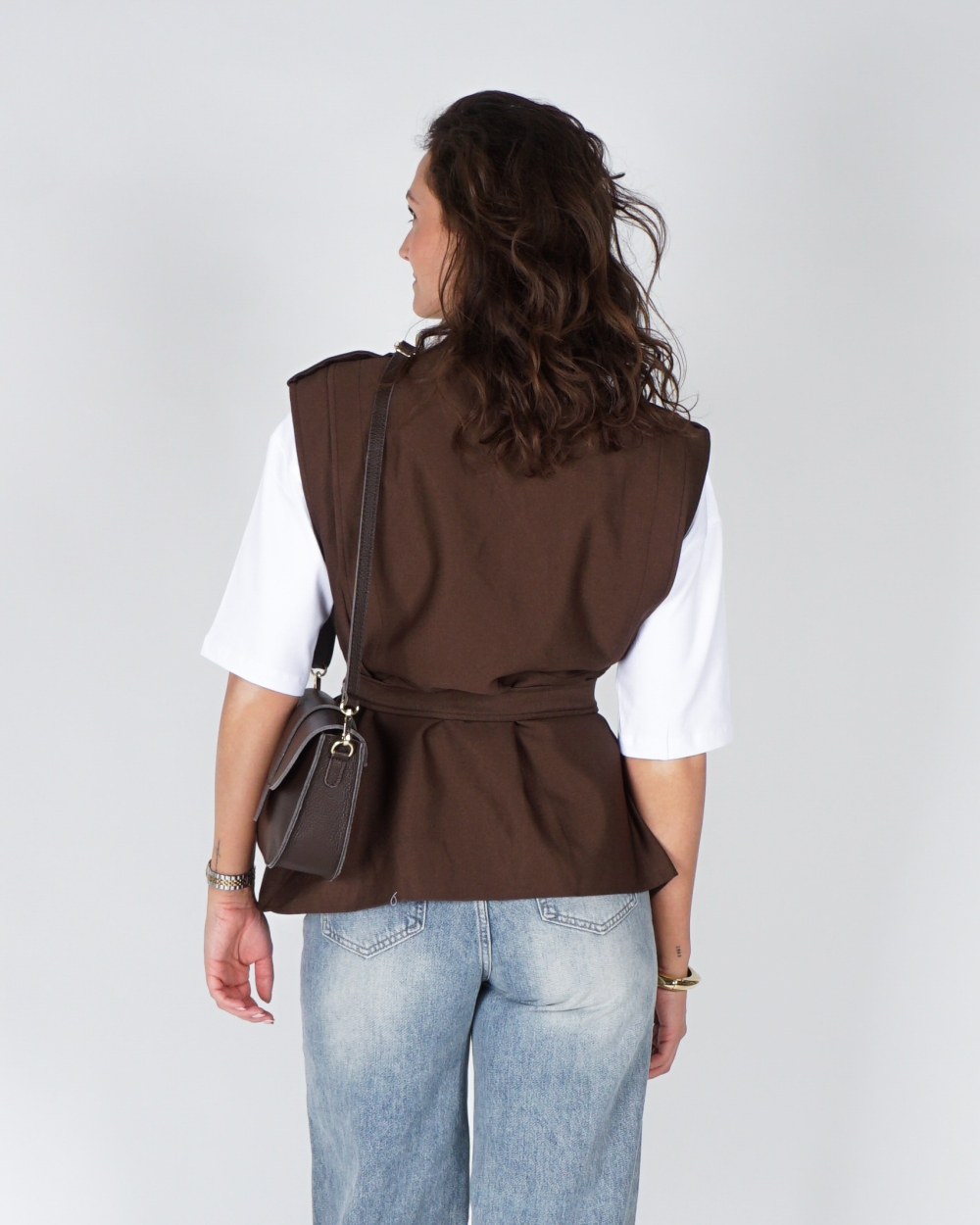 GILET MET CEINTUUR BRUIN