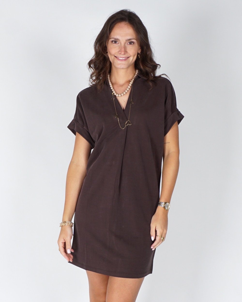 JERSEY JURK MET GEPLOOIDE KORTE MOUWEN BRUIN