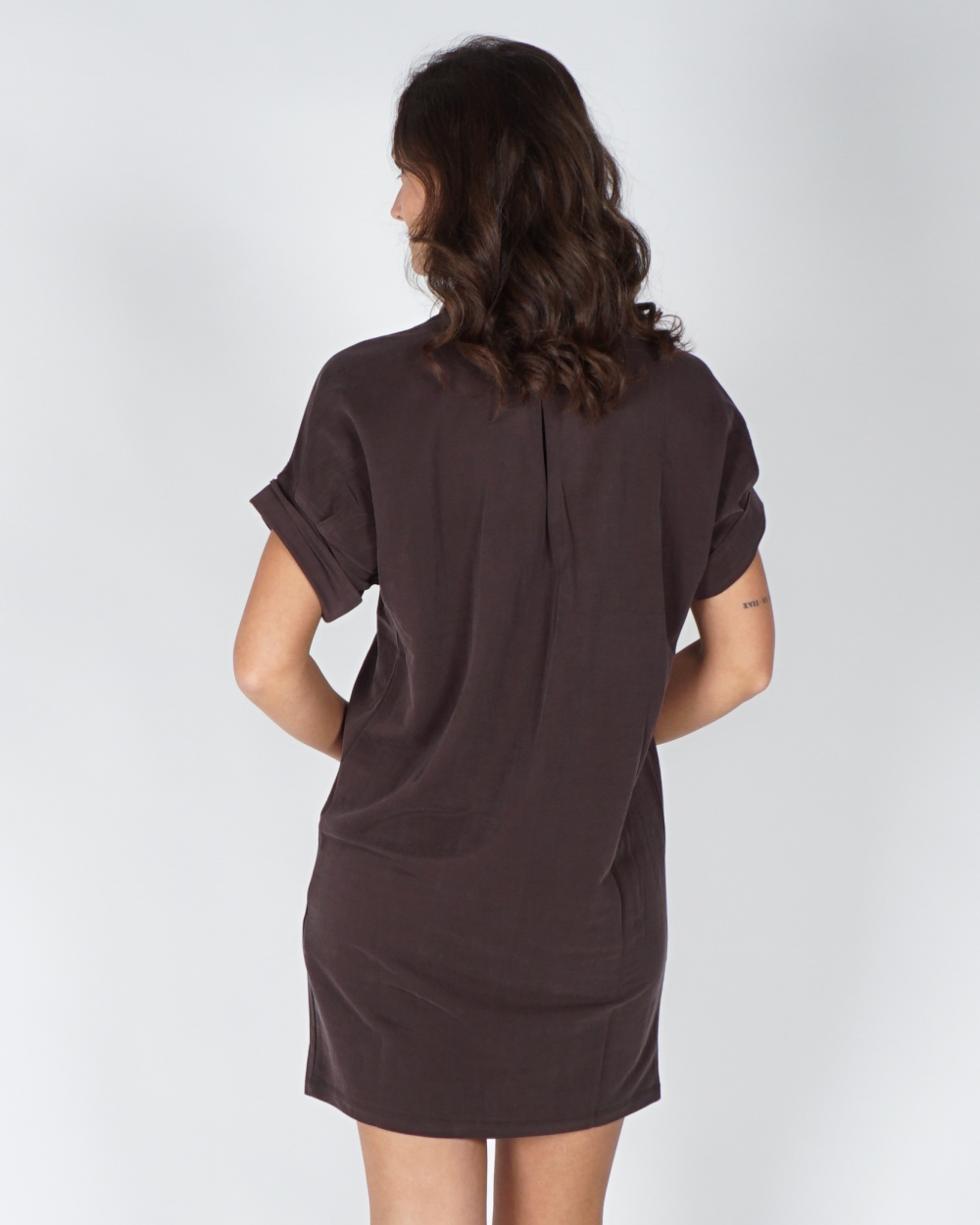JERSEY JURK MET GEPLOOIDE KORTE MOUWEN BRUIN