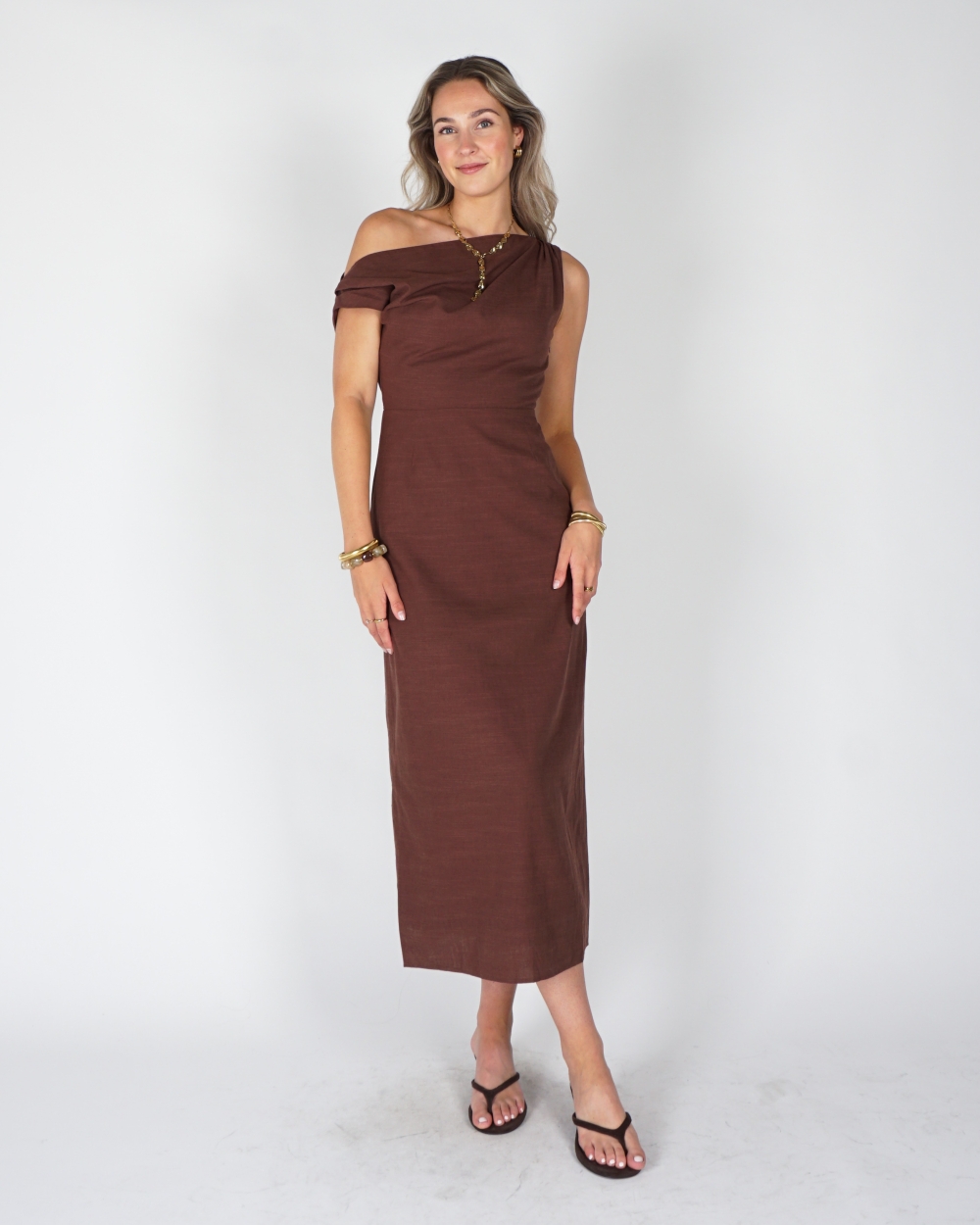 LINNEN OFF-SHOULDER JURK BRUIN
