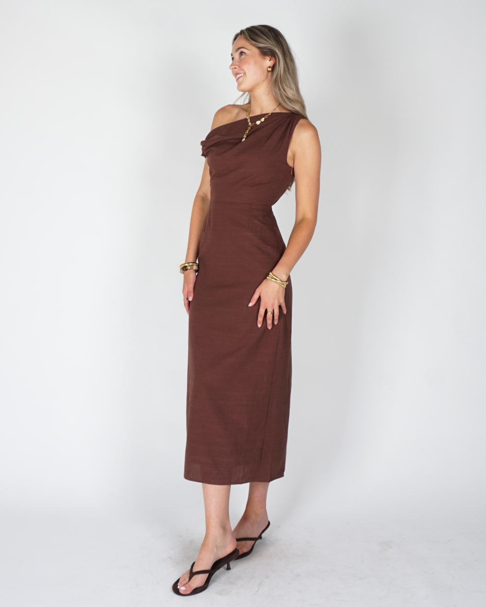 LINNEN OFF-SHOULDER JURK BRUIN