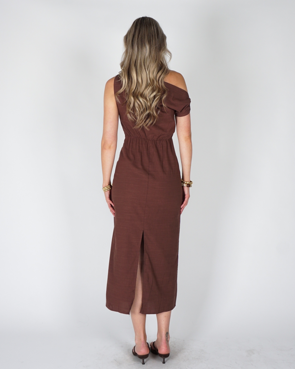 LINNEN OFF-SHOULDER JURK BRUIN