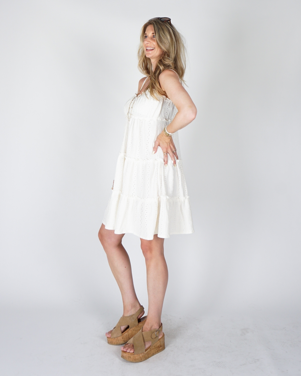  JURK MET LAGEN EN EMBROIDERY WIT