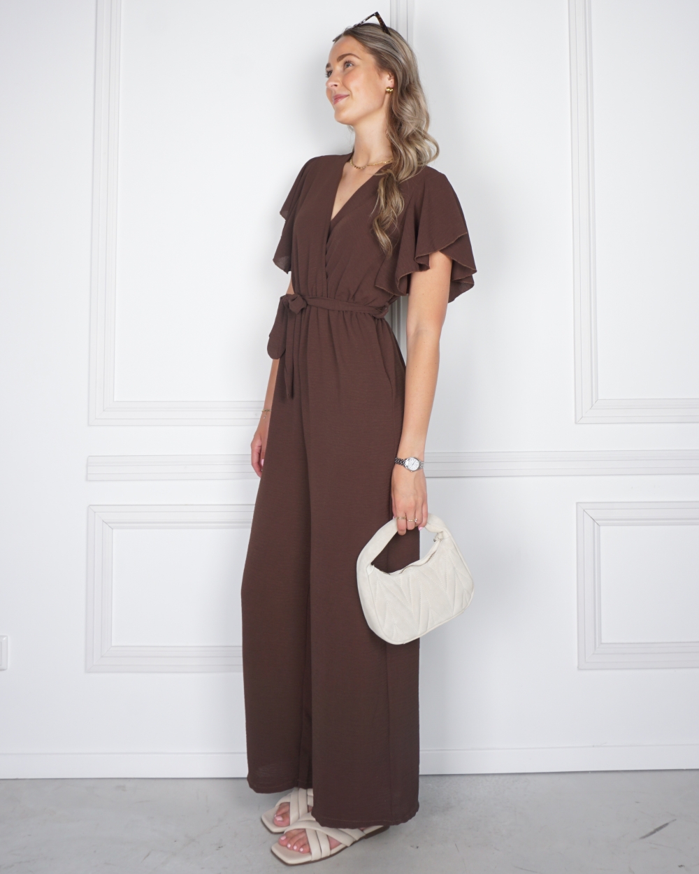 JUMPSUIT MET RUFFLE MOUW BRUIN