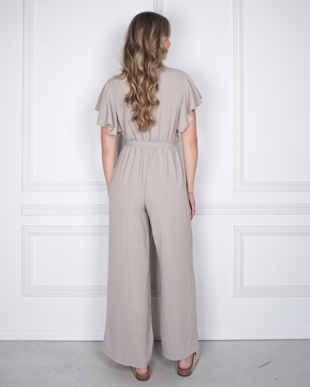 JUMPSUIT MET RUFFLE MOUW TAUPE