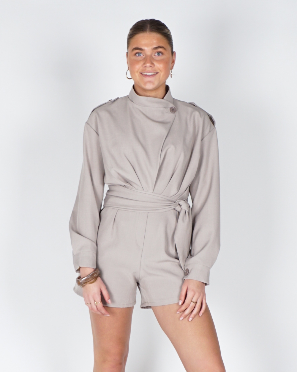 PLAYSUIT MET CEINTUUR TAUPE