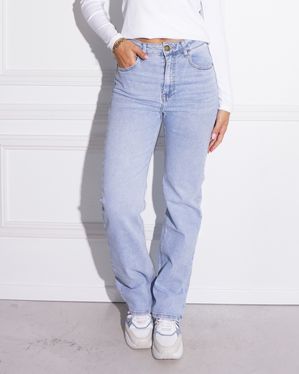 THE STRAIGHT LEG JEANS