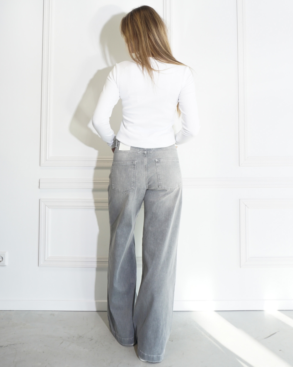 JEANS MET WIJDE PIJPEN GRIJS