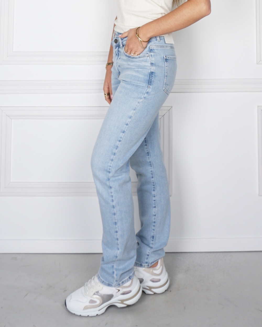 RECHTE JEANS MET OVERSLAGDETAIL