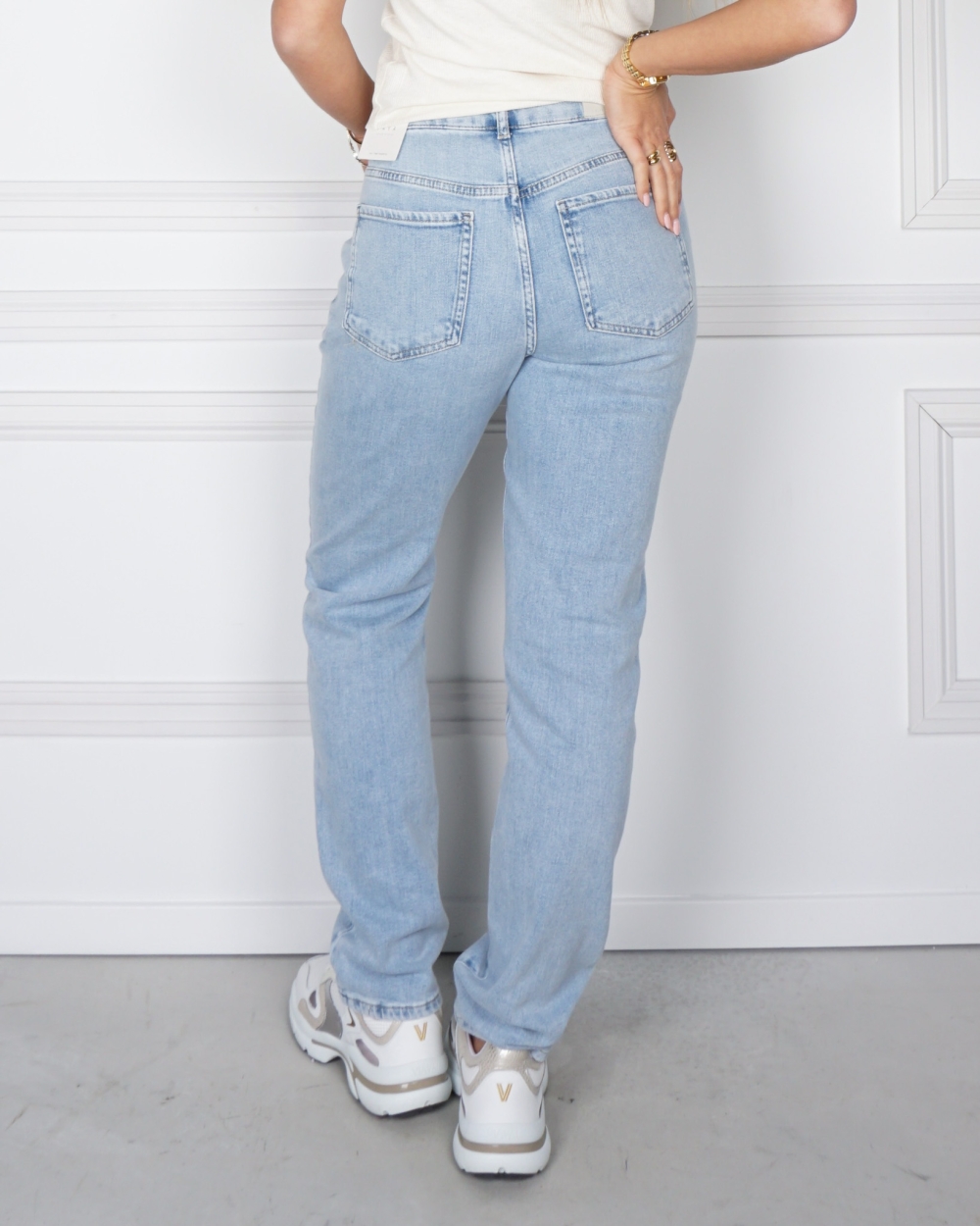 RECHTE JEANS MET OVERSLAGDETAIL