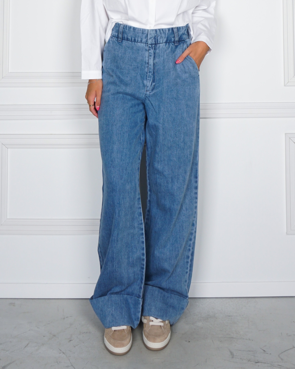 DENIM PANTALON MET OPGEROLDE PIJPEN BLAUW