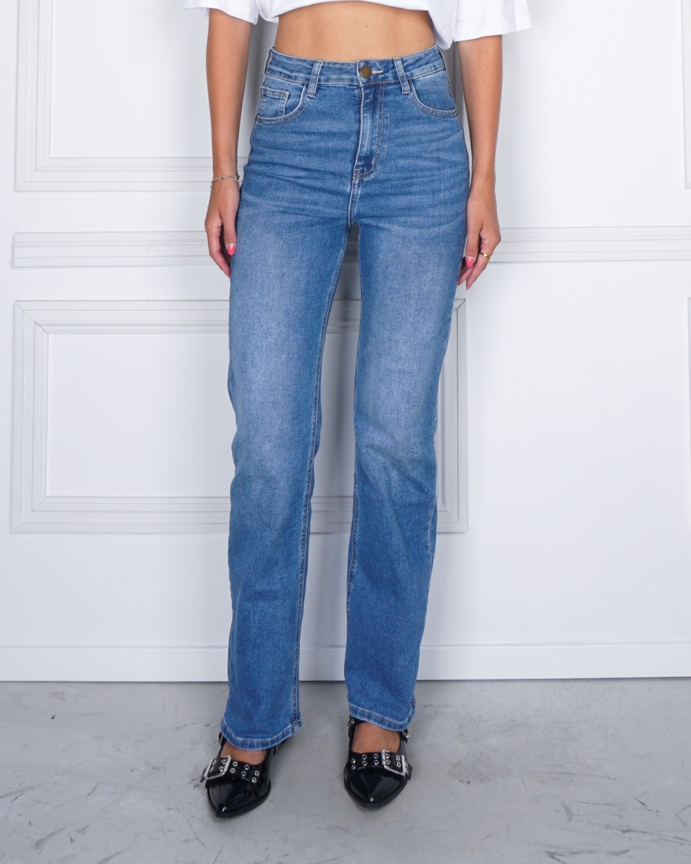 THE STRAIGHT LEG JEANS MID BLUE