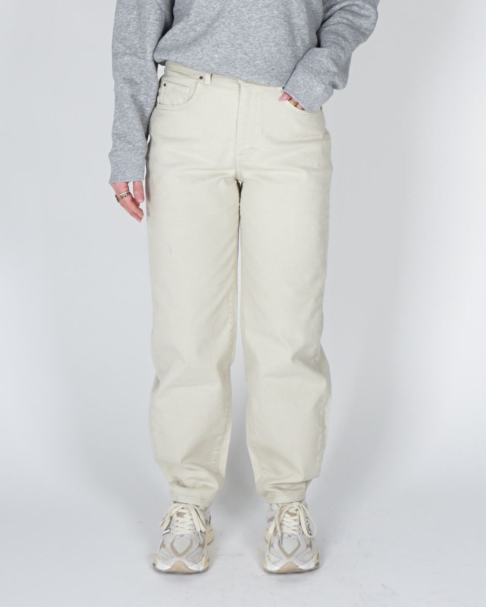 BARREL JEANS MET NAADDETAILS ECRU