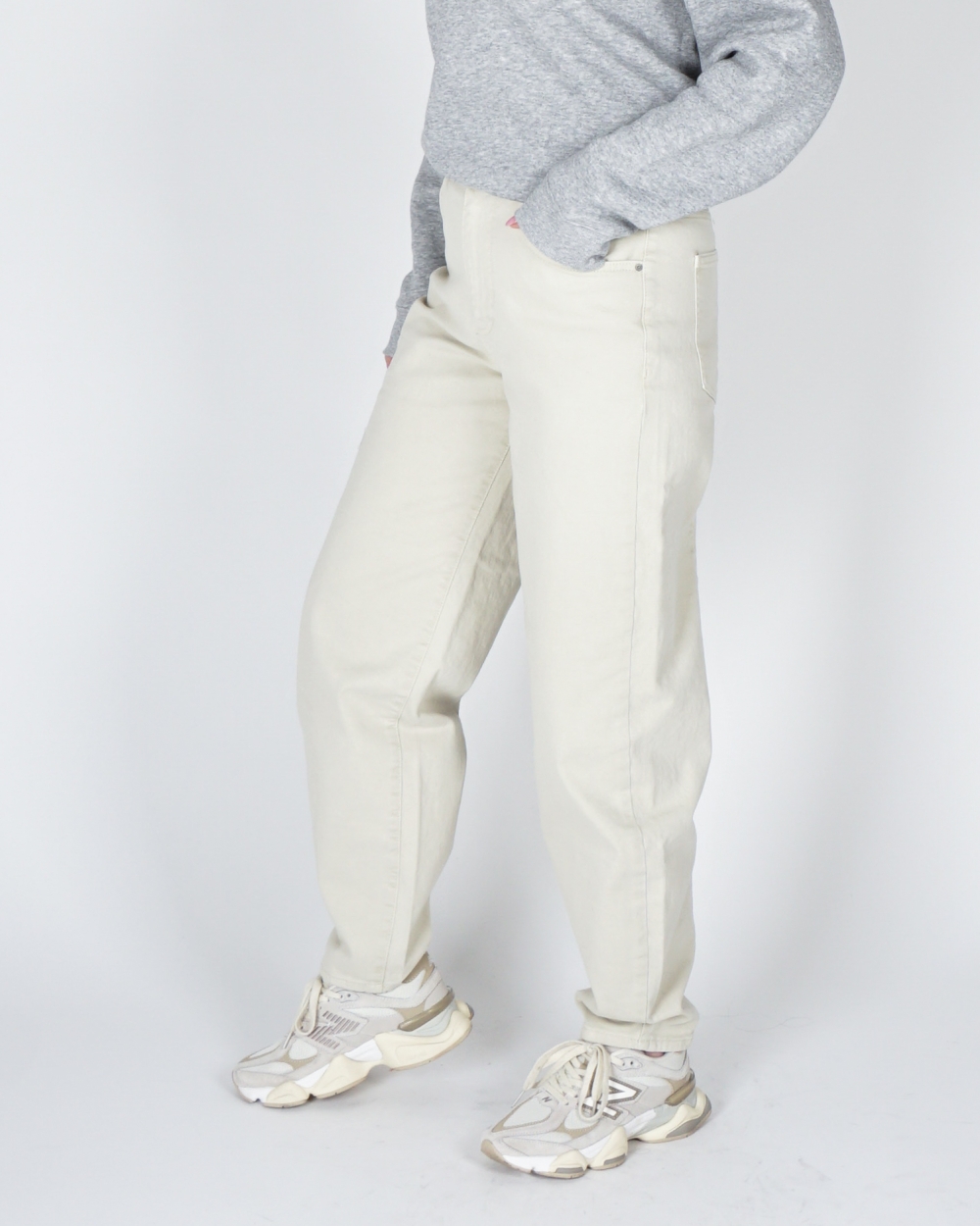 BARREL JEANS MET NAADDETAILS ECRU