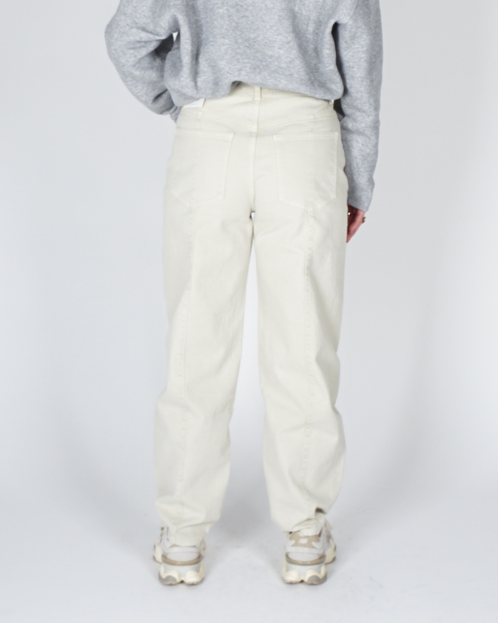 BARREL JEANS MET NAADDETAILS ECRU