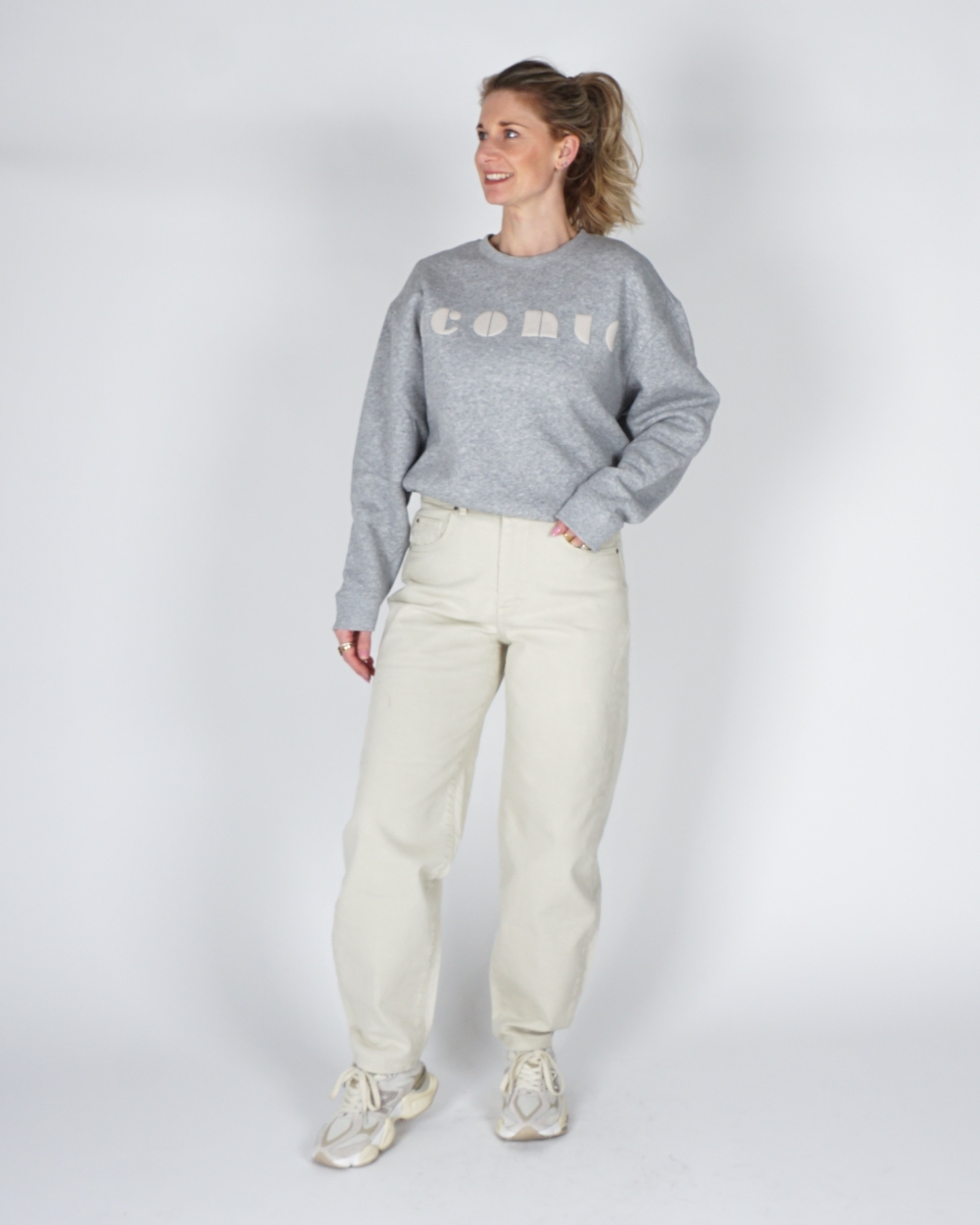 BARREL JEANS MET NAADDETAILS ECRU