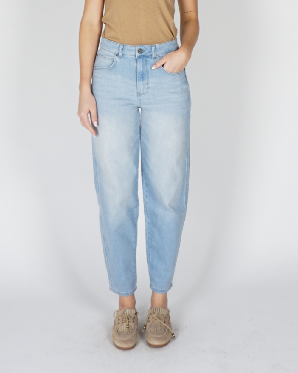 MOM JEANS MET LICHTE WASSING