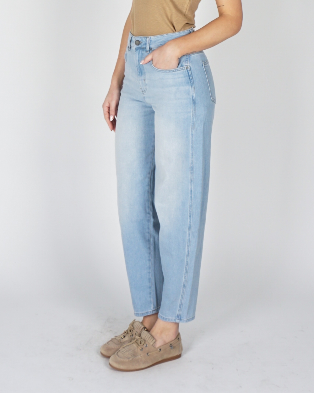 MOM JEANS MET LICHTE WASSING