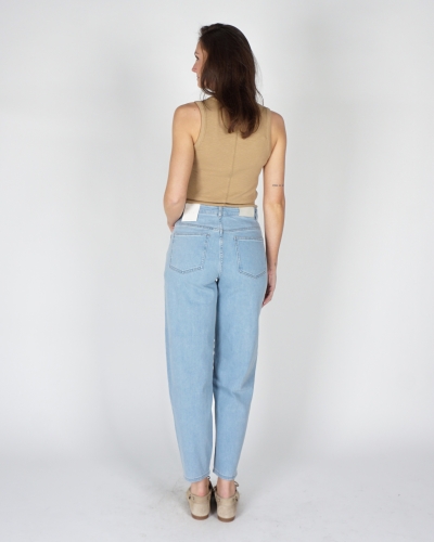 MOM JEANS MET LICHTE WASSING