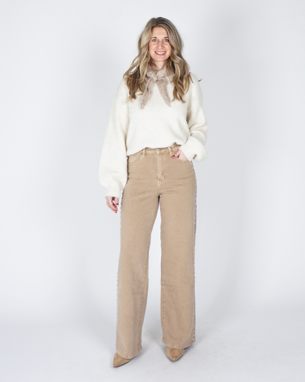 WIDE LEG JEANS MET STUDS BEIGE