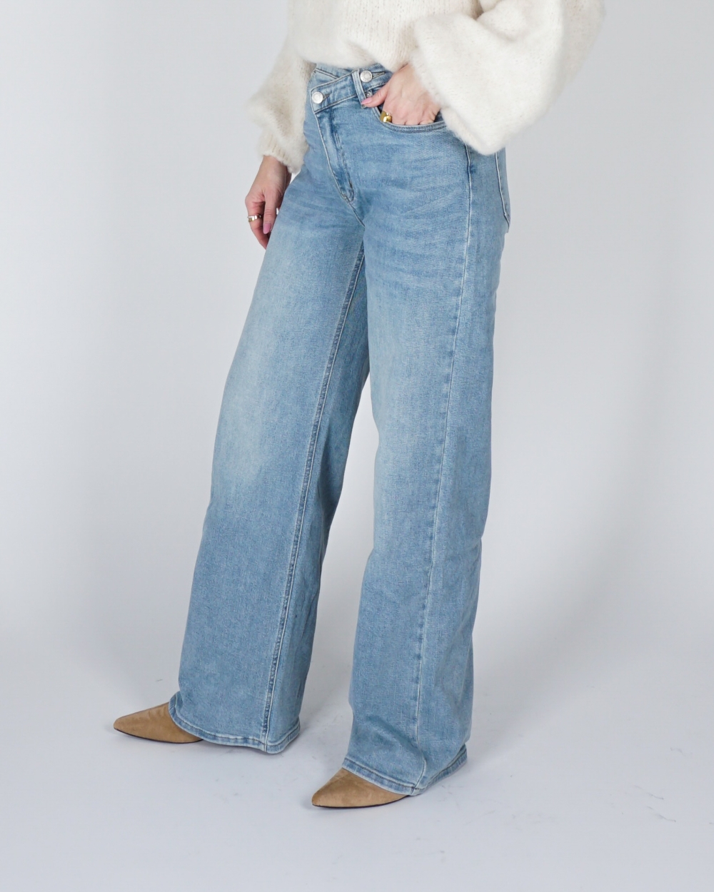 WIDE LEG JEANS SCHUINE KNOOP BLAUW
