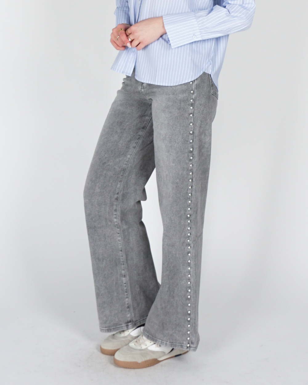 WIDE LEG JEANS MET STUDS GRIJS