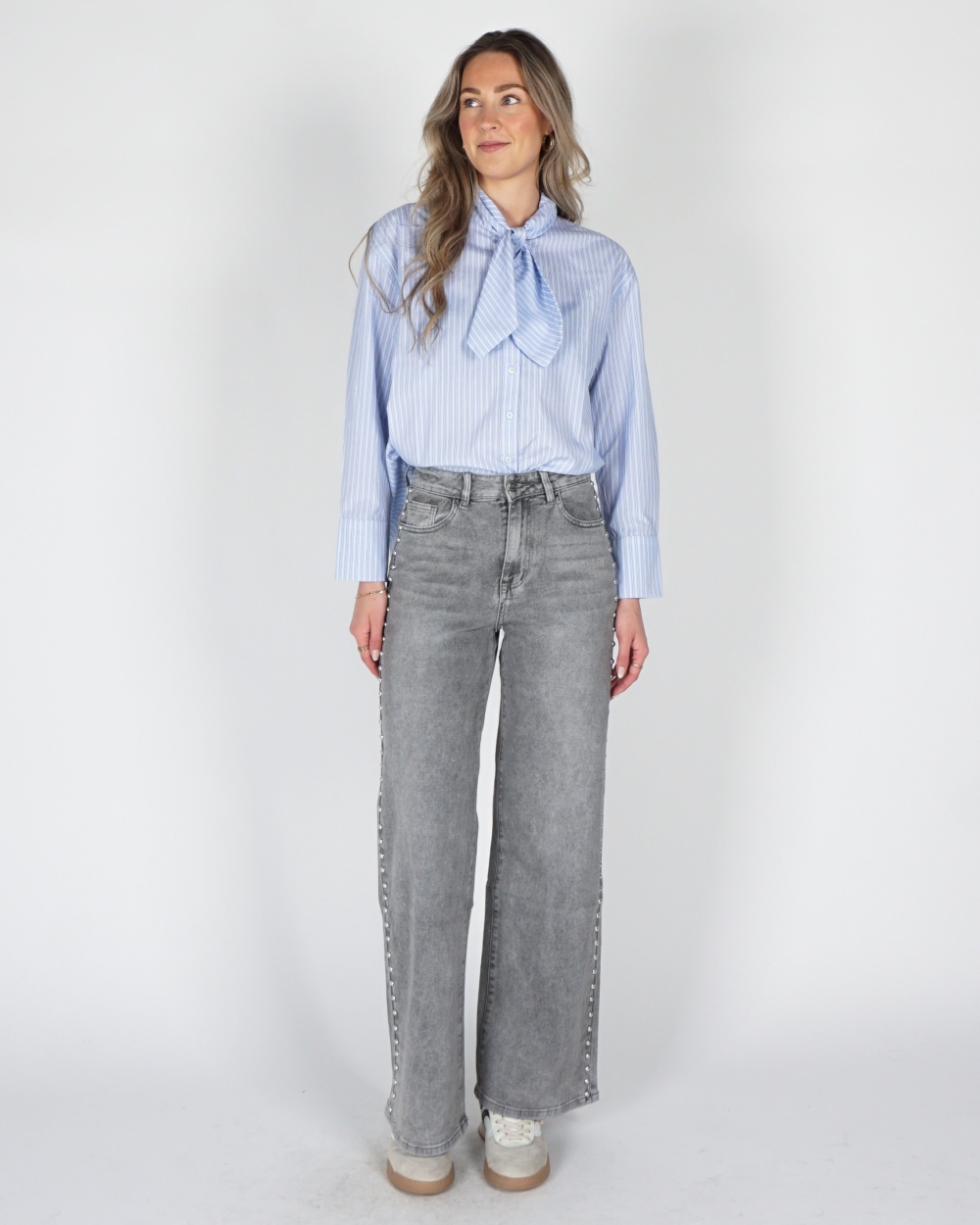 WIDE LEG JEANS MET STUDS GRIJS