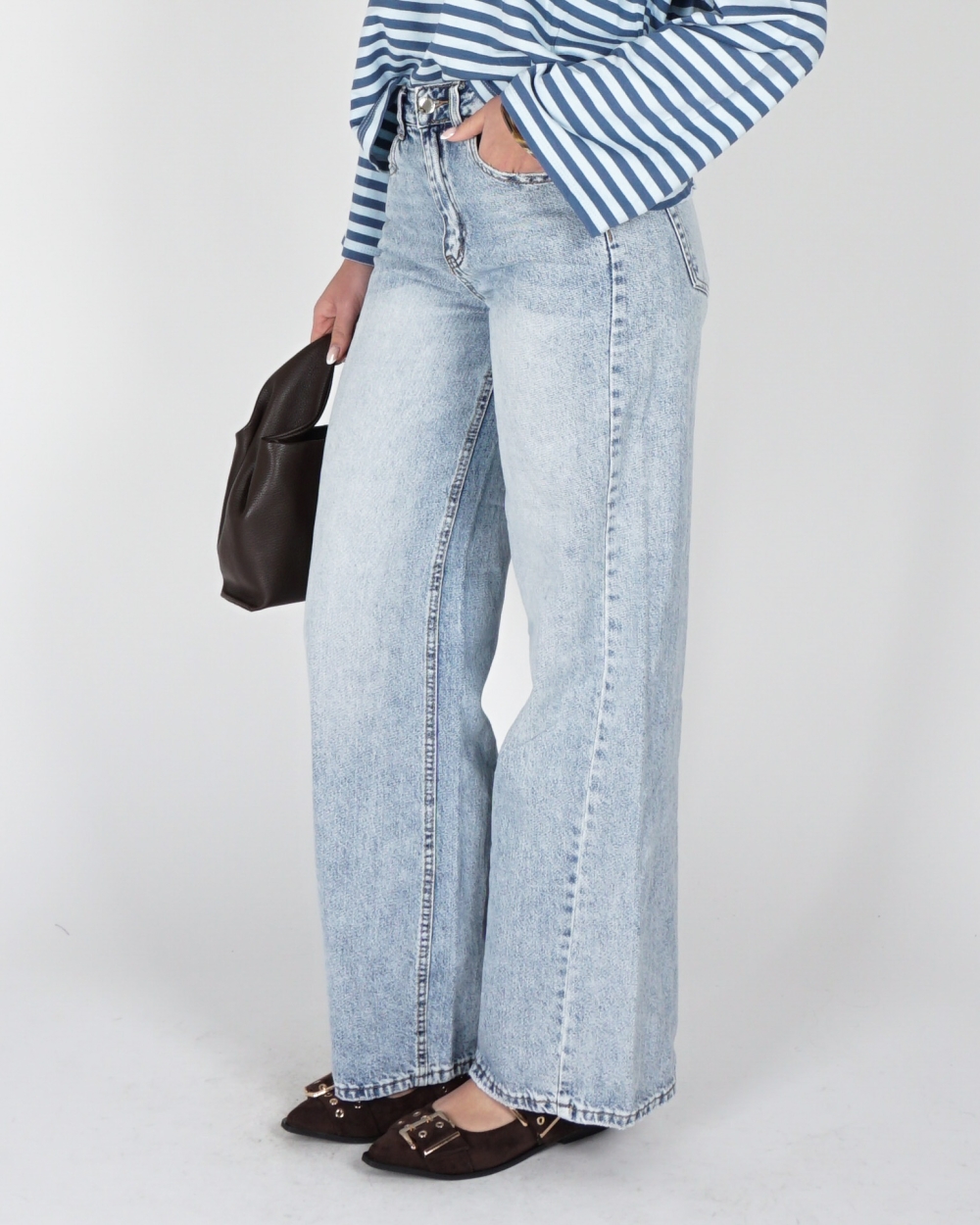 WIDE LEG JEANS MET NAAD LICHTBLAUW