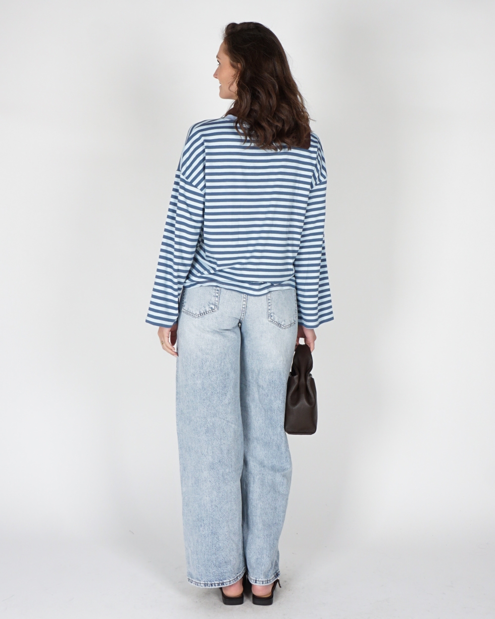 WIDE LEG JEANS MET NAAD LICHTBLAUW