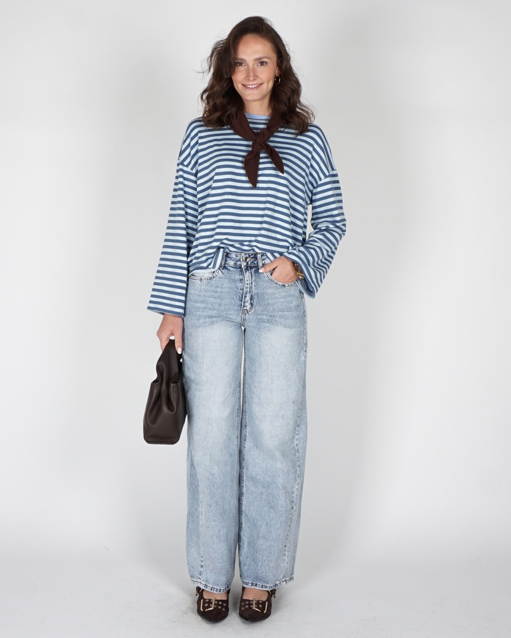 WIDE LEG JEANS MET NAAD LICHTBLAUW