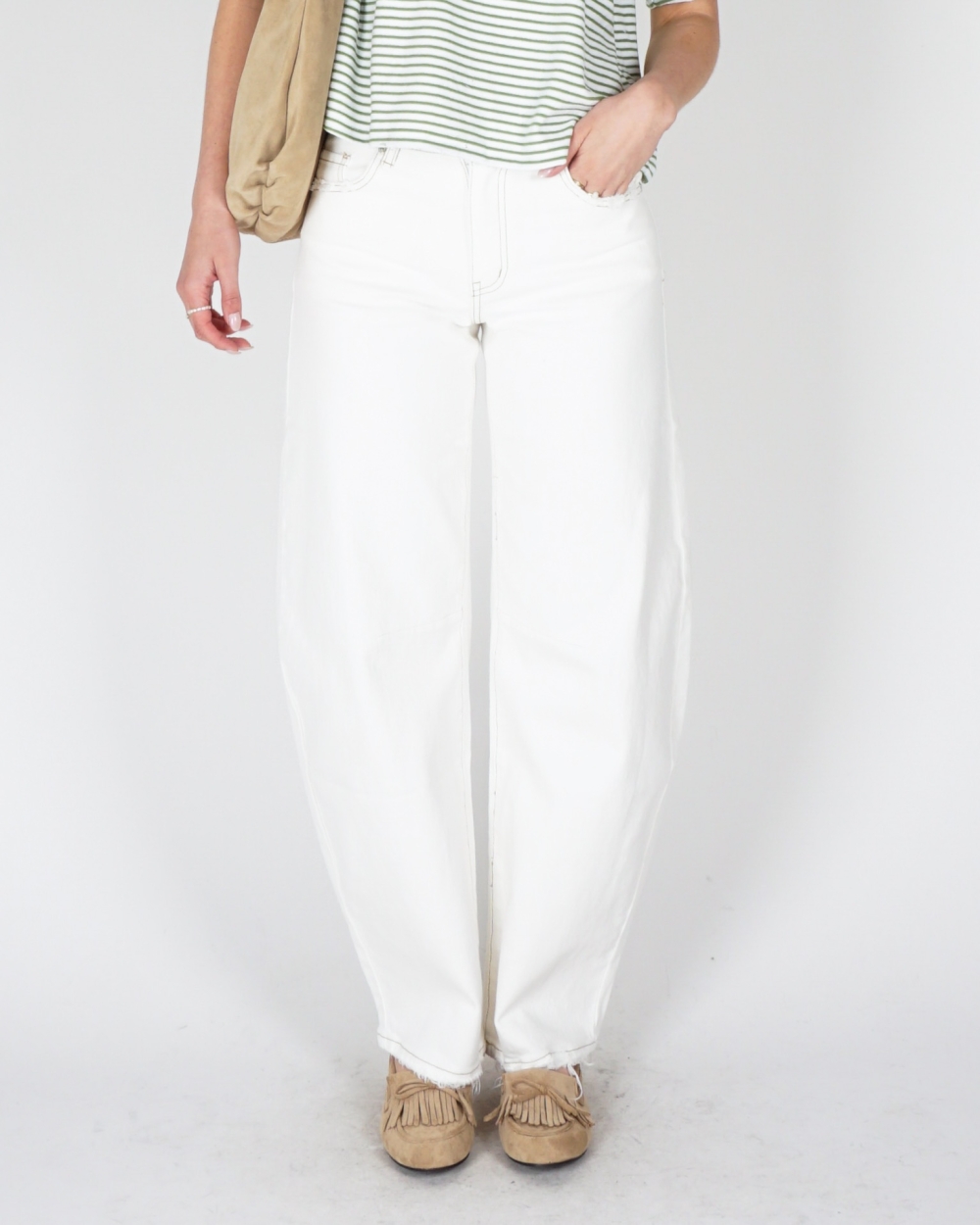 BARREL JEANS MET STIKSELS WIT