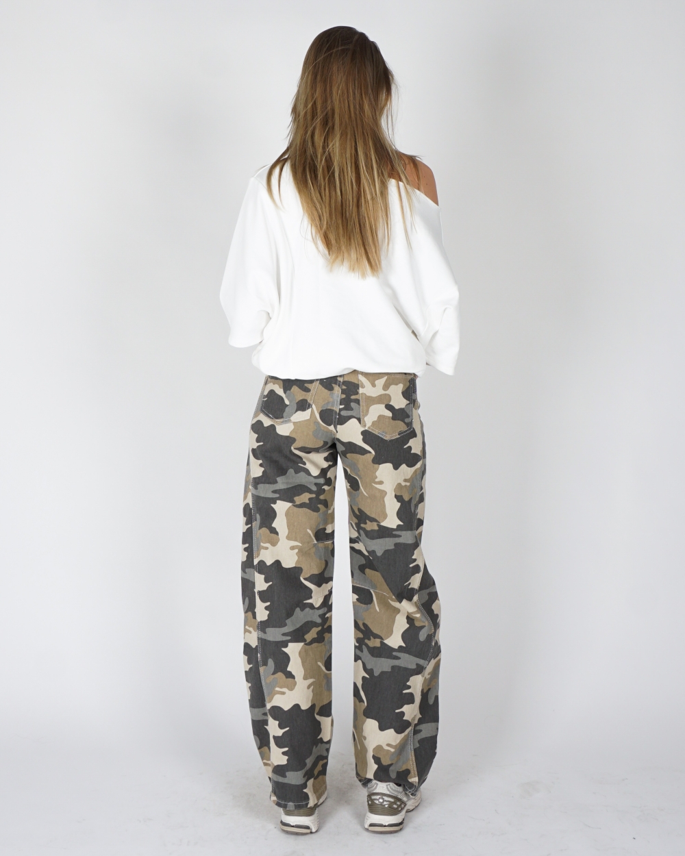 BALLON JEANS MET CAMOUFLAGE PRINT