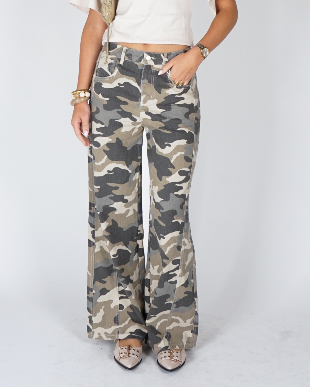 WIDE LEG JEANS MET CAMOUFLAGE PRINT
