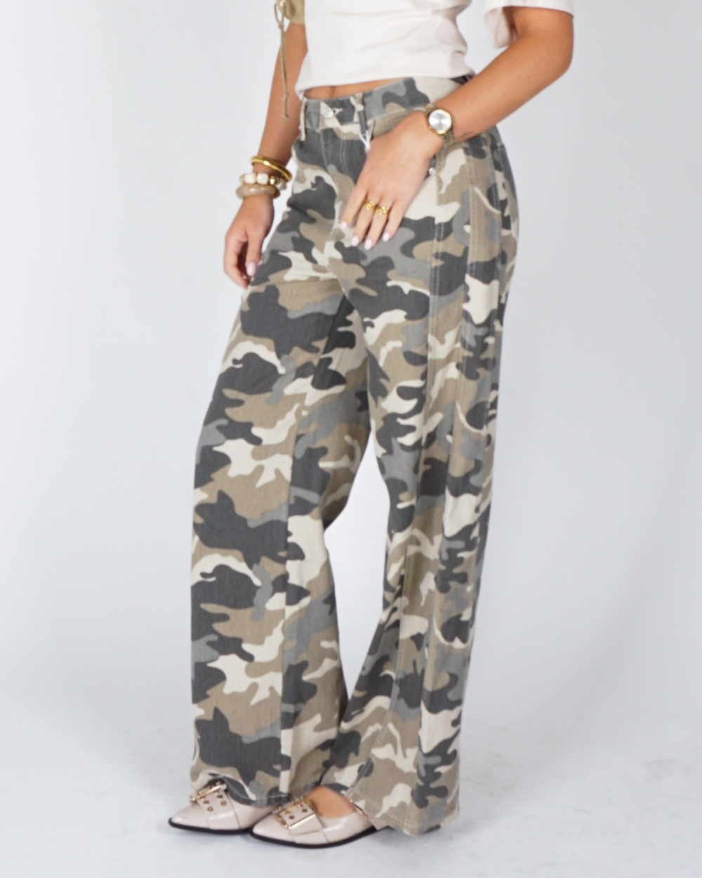 WIDE LEG JEANS MET CAMOUFLAGE PRINT