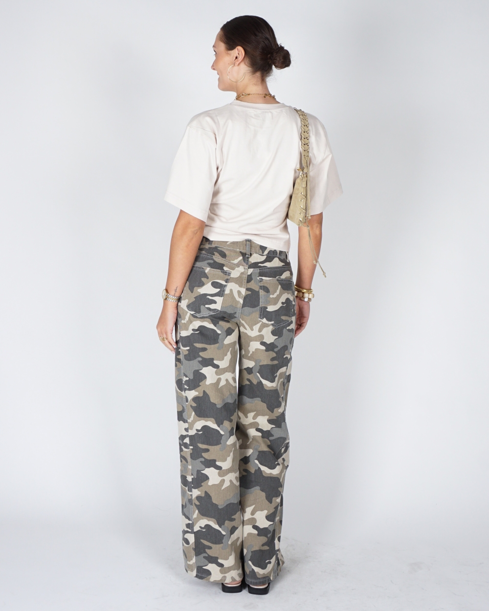 WIDE LEG JEANS MET CAMOUFLAGE PRINT