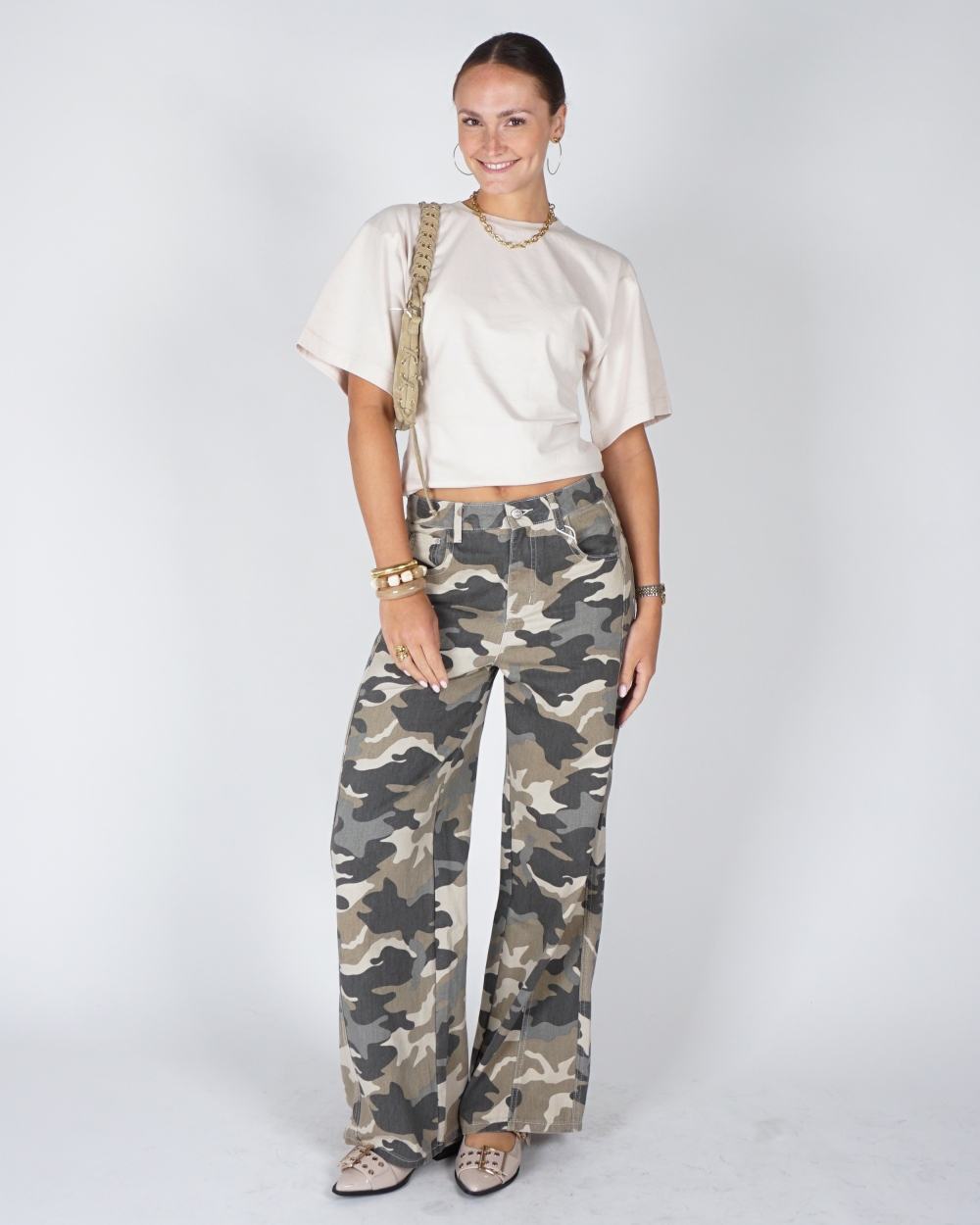 WIDE LEG JEANS MET CAMOUFLAGE PRINT