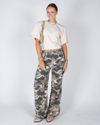 WIDE LEG JEANS MET CAMOUFLAGE PRINT