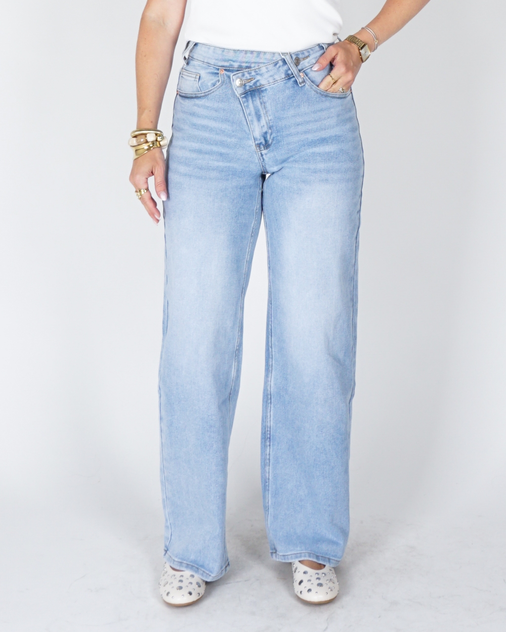 JEANS SCHUINE KNOOPSLUITING LICHTBLAUW