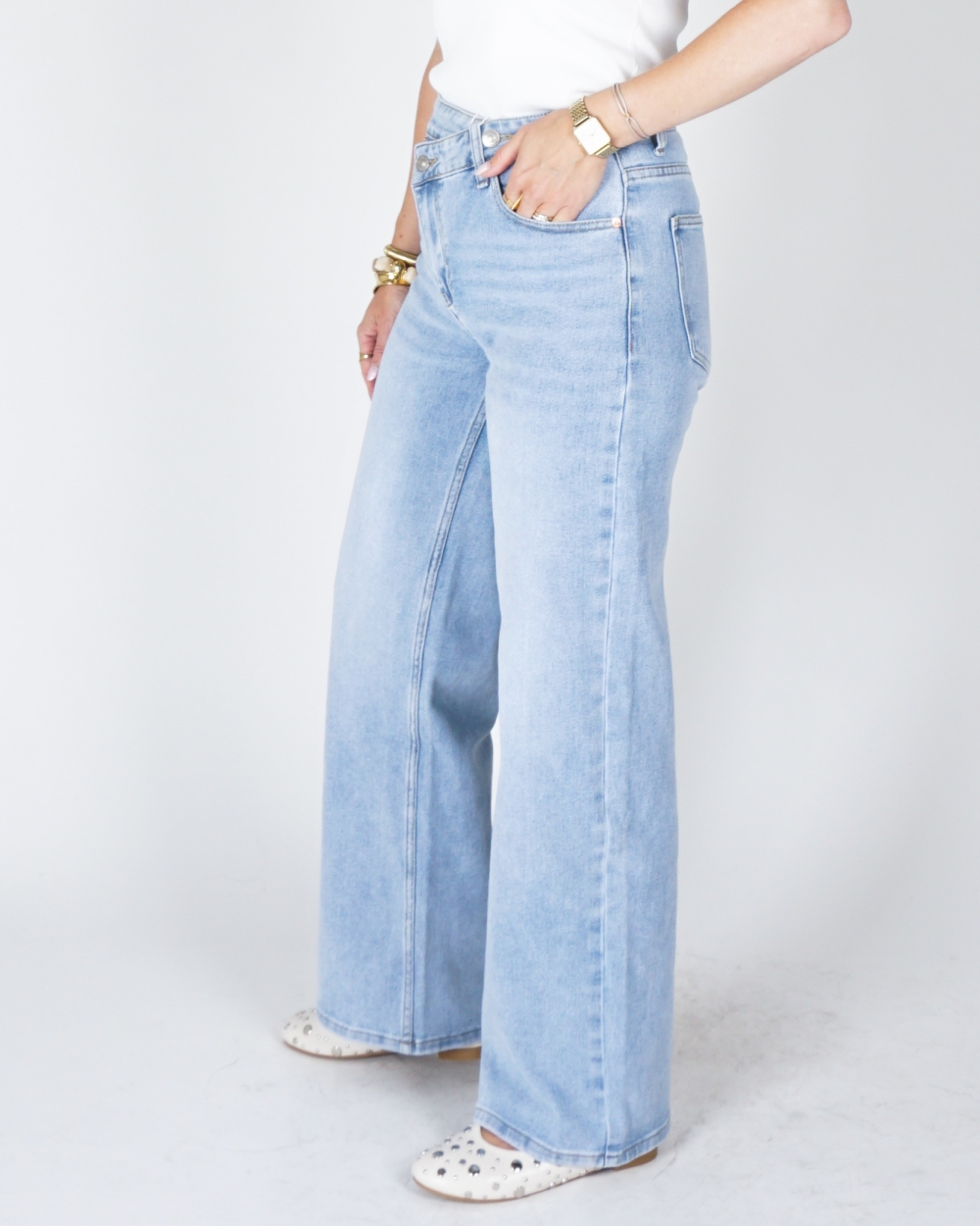 JEANS SCHUINE KNOOPSLUITING LICHTBLAUW