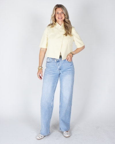 JEANS SCHUINE KNOOPSLUITING LICHTBLAUW