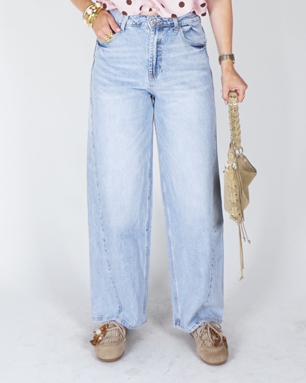 BALLOON JEANS MET NAADDETAIL LICHT BLAUW