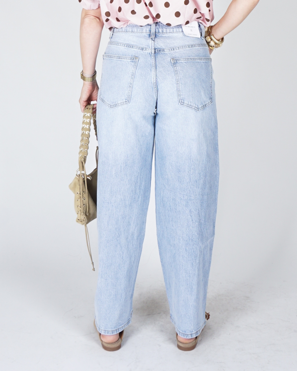 BALLOON JEANS MET NAADDETAIL LICHT BLAUW