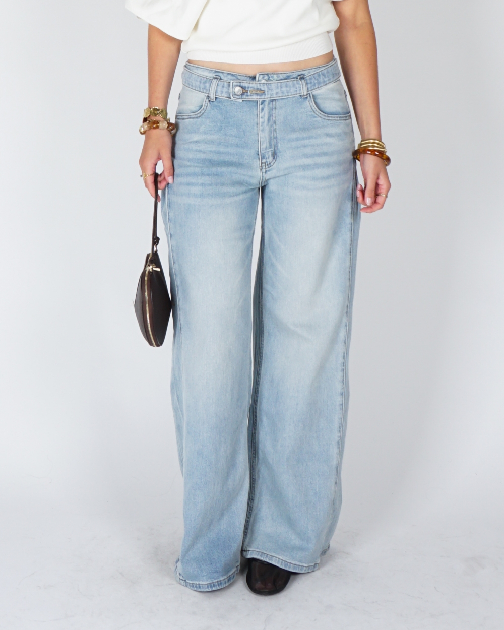JEANS MET RIEMDETAIL LICHTBLAUW