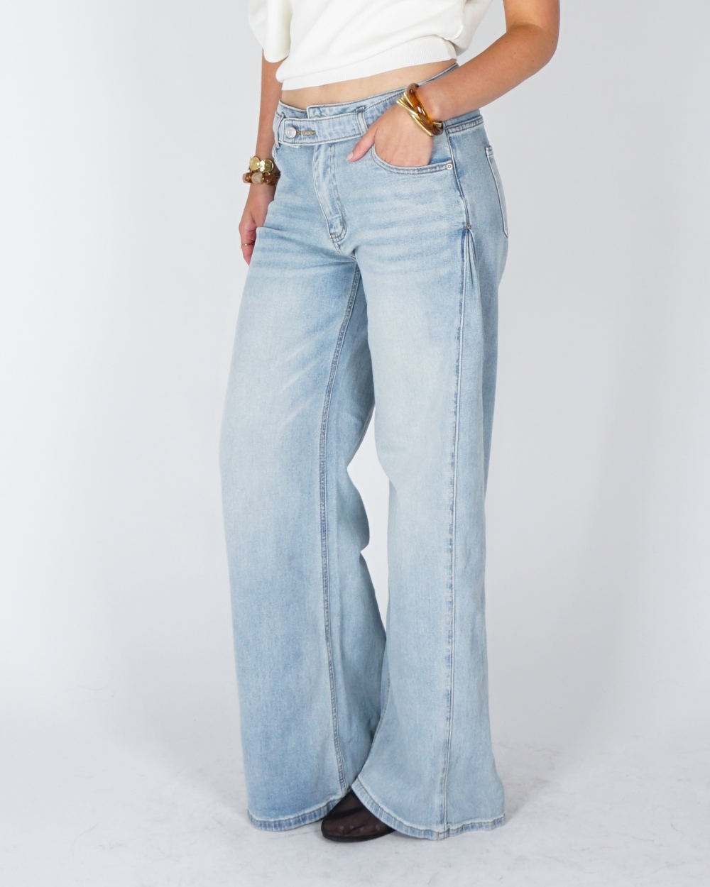 JEANS MET RIEMDETAIL LICHTBLAUW