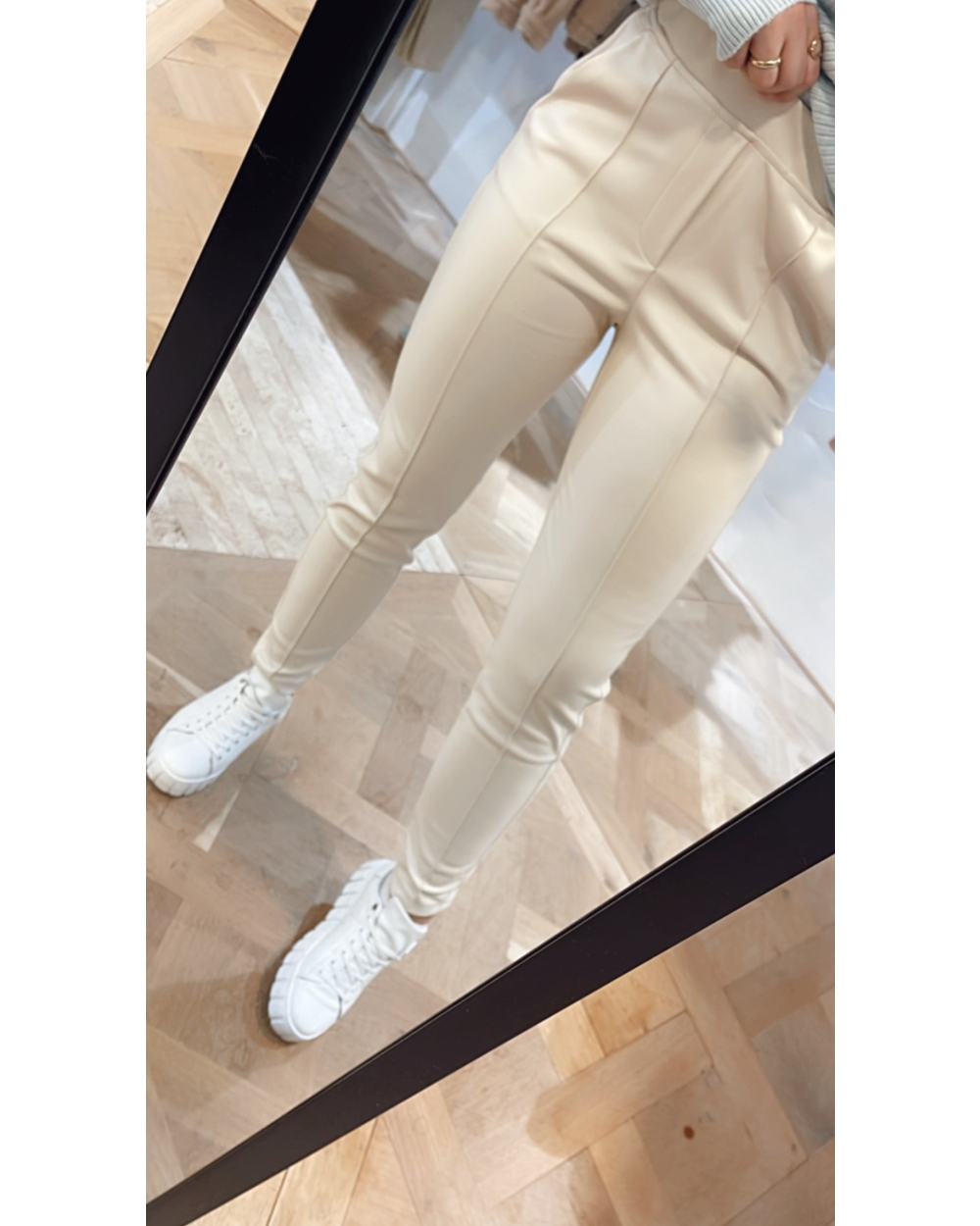 LEATHER LOOK BROEK MET ELASTISCHE TAILLEBAND 